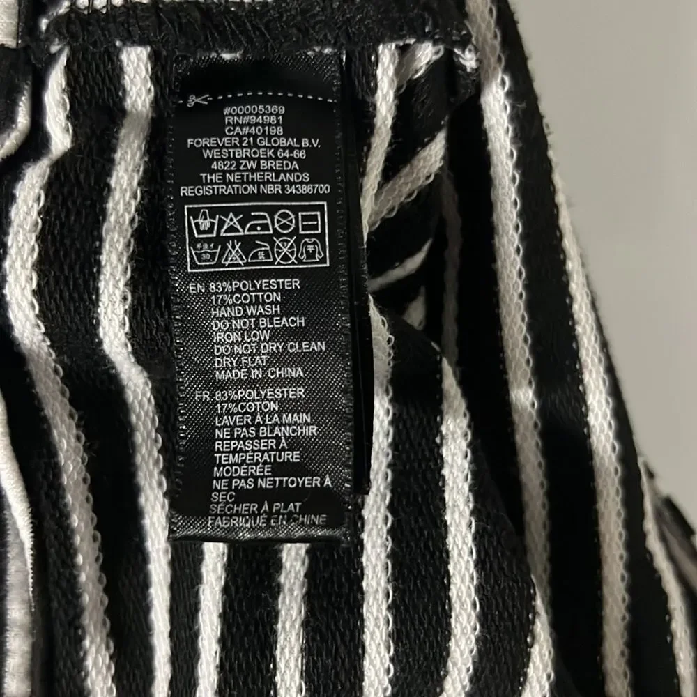 XXI Forever 21 S/P Black & White Geometric Print Stretchy mini skirt w/ pockets - Picture 7 of 9